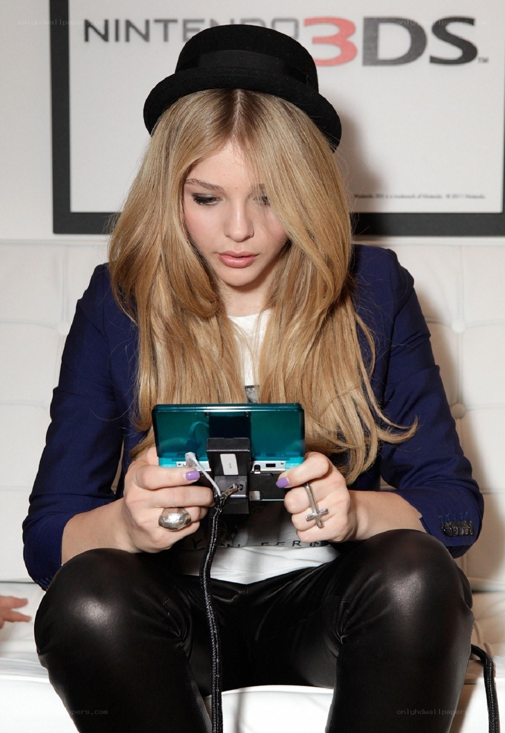girl playing nintendo 3ds