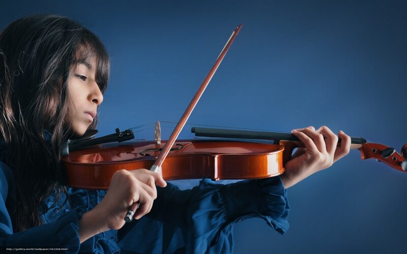 girl playing the violin