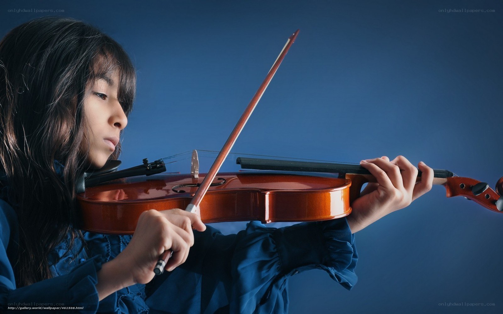 girl playing the violin