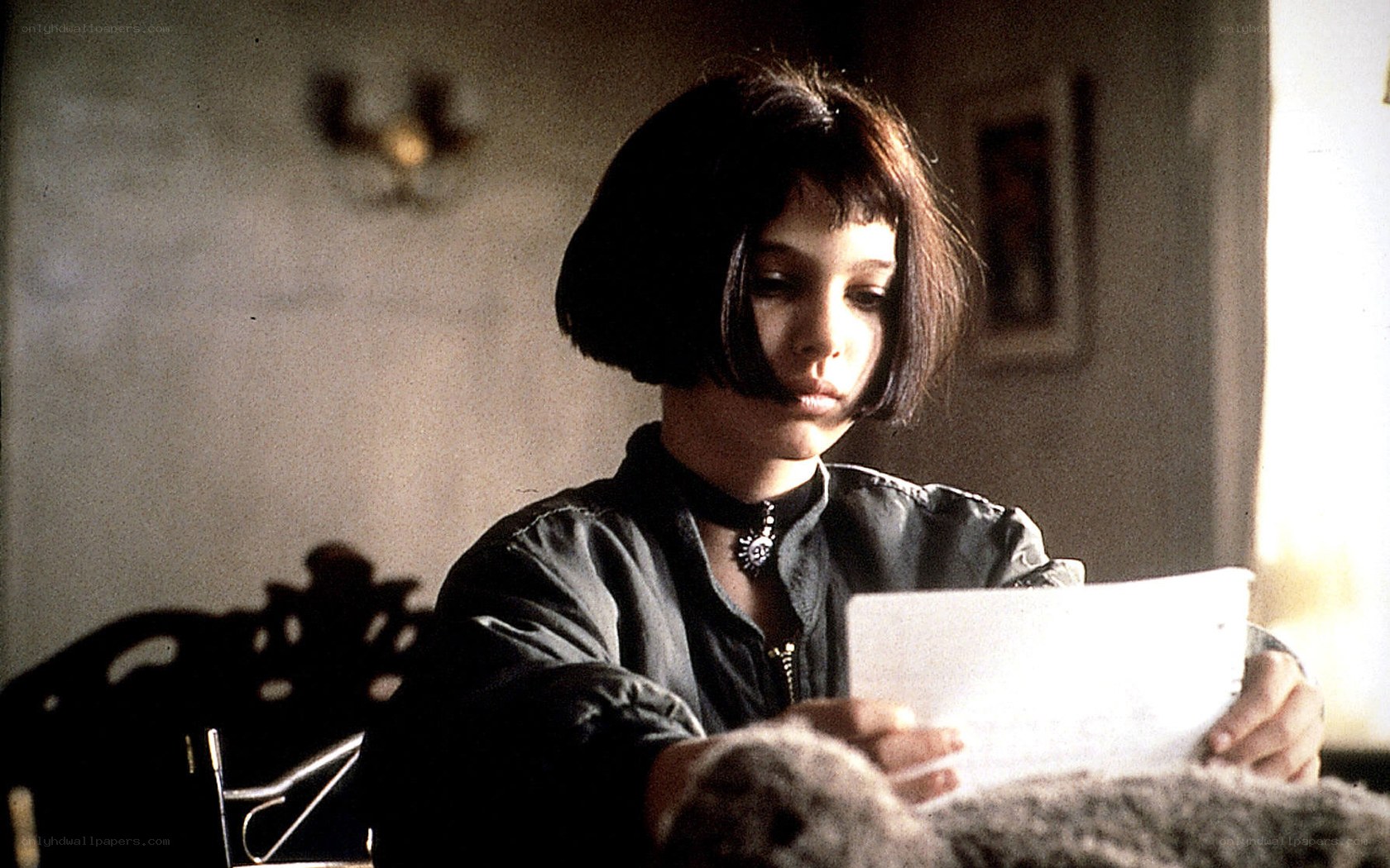 girl reading a letter