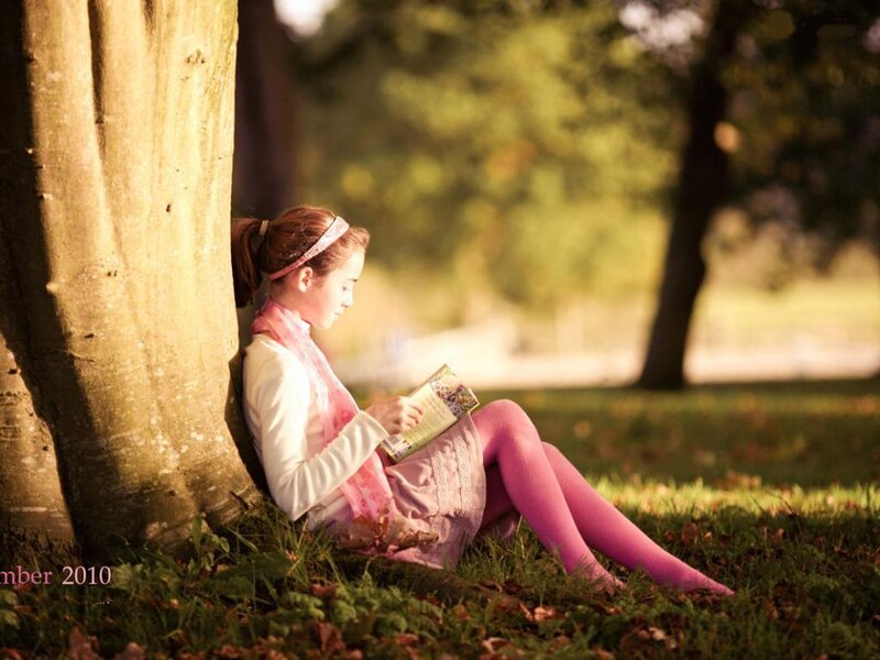 Girl Reading Book — Green