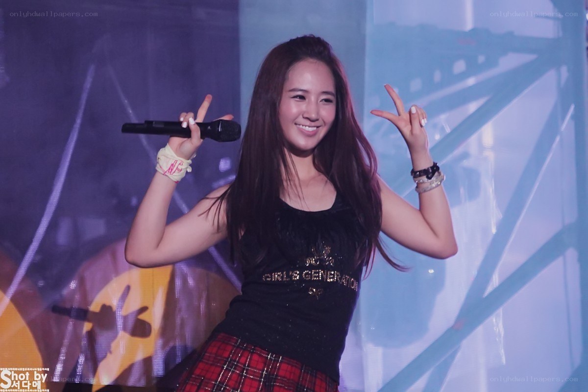 girl's generation member performing