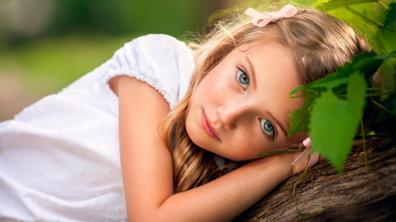 Girl with Blue Eyes — Green