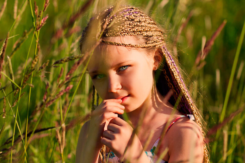 Girl with Braided Hair — Green
