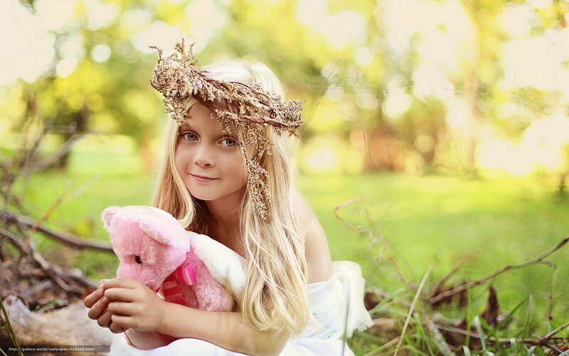 girl with crown and teddy bear