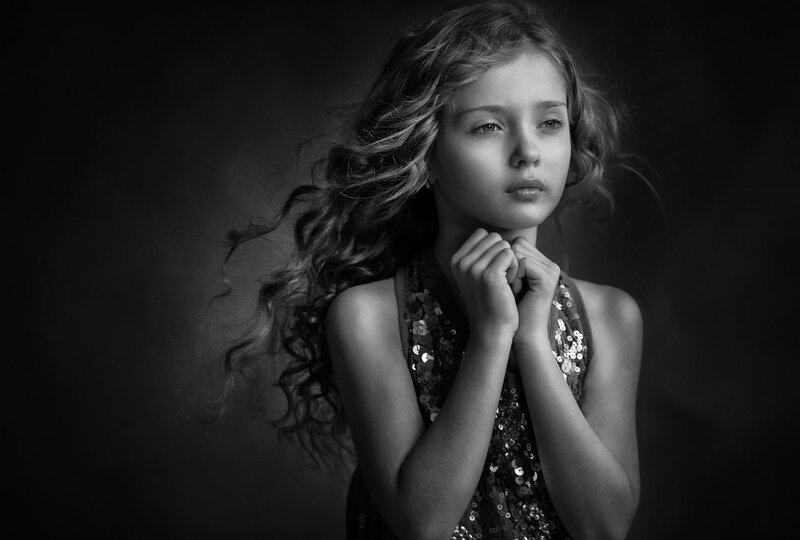 Girl with Curly Hair — Black