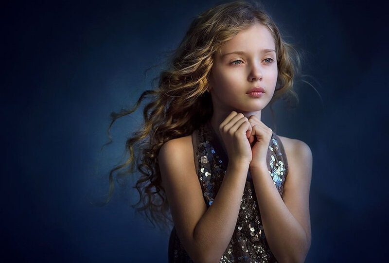 Girl with Curly Hair — Blue