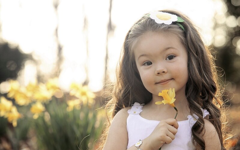 girl with daffodil flower