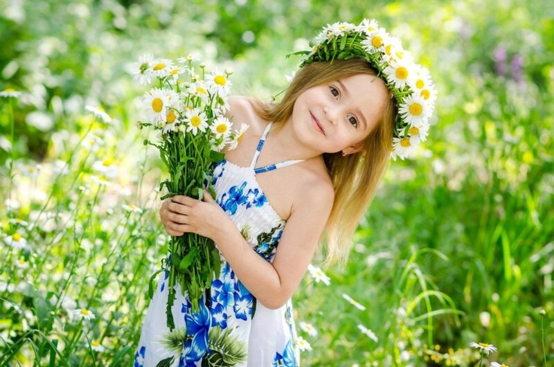 Girl with Daisy Crown — Green