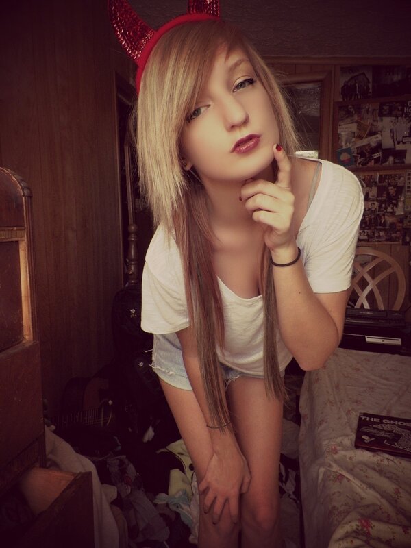 girl with devil horns