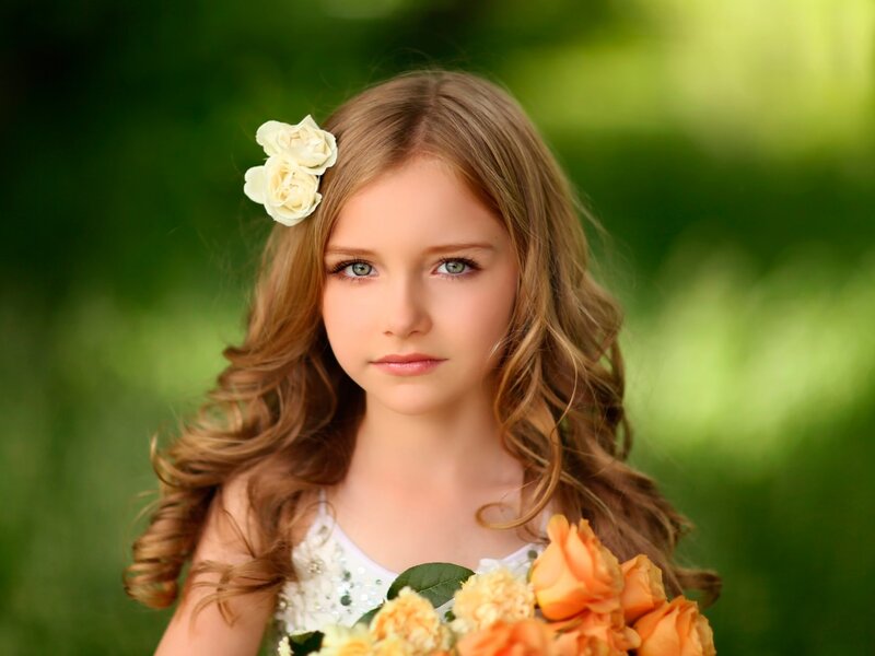 Girl with Flowers — Green