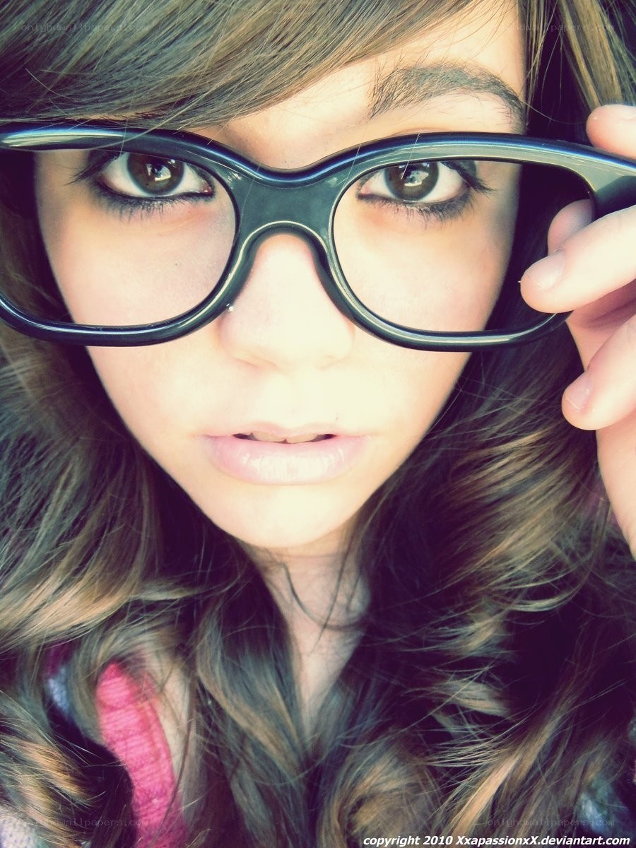 girl with glasses selfie