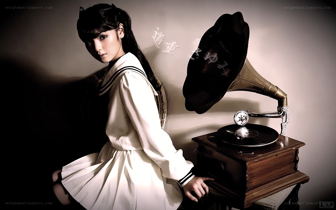 girl with gramophone