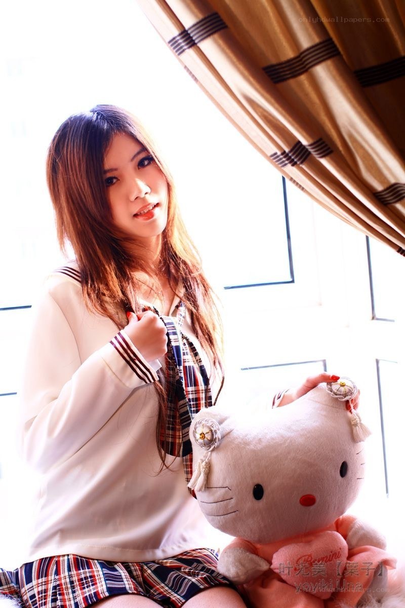 Girl with Hello Kitty plush