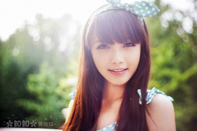 girl with polka-dot headband