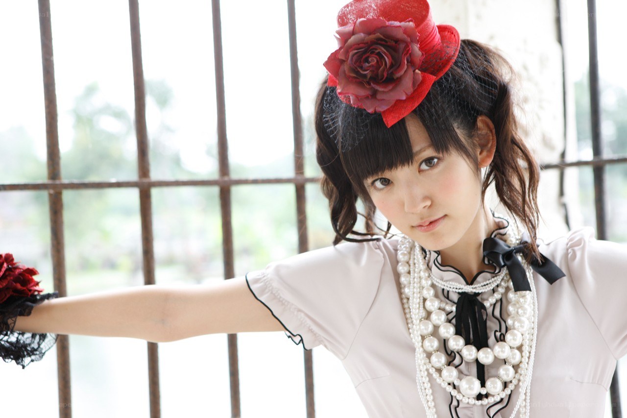 girl with red flower hat