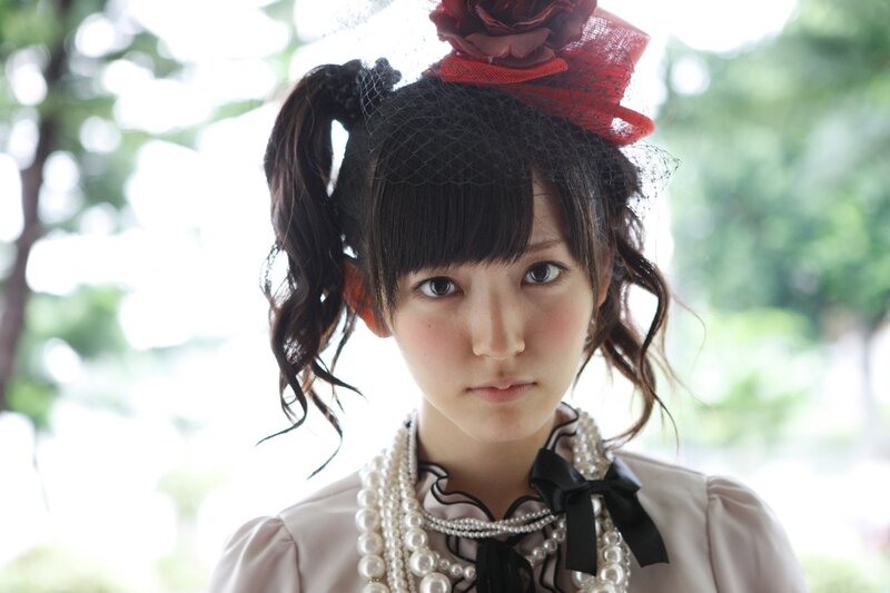 girl with red hat and pearls