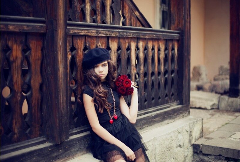 Girl with Red Roses — Black