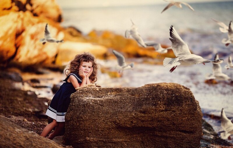 Girl with Seagulls — Brown