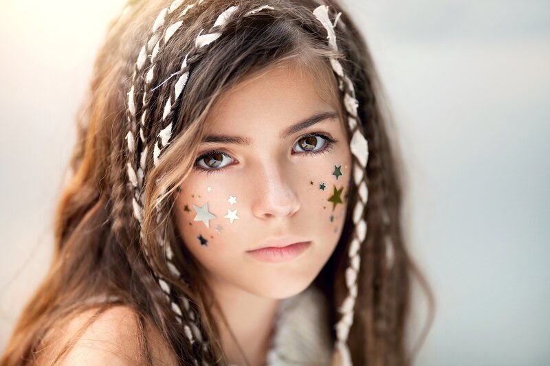 Girl with Star Stickers — Brown