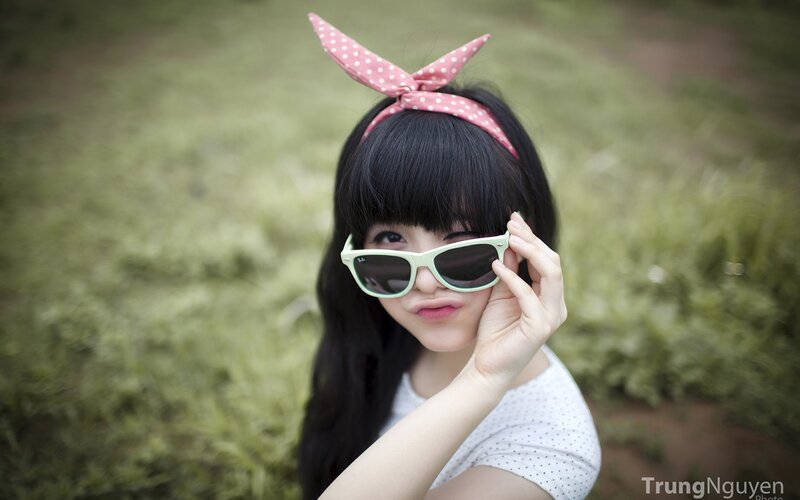 girl with sunglasses and headband