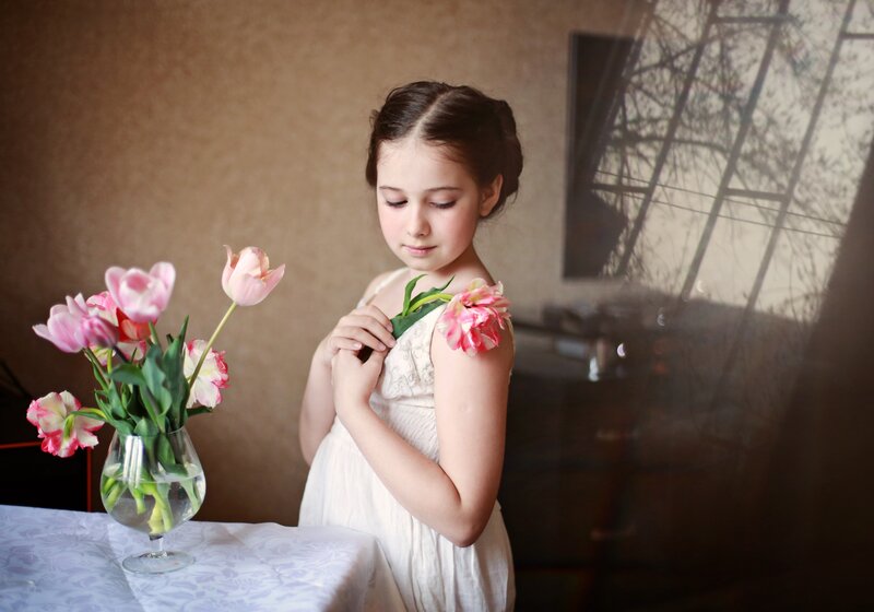 Girl with Tulips — White