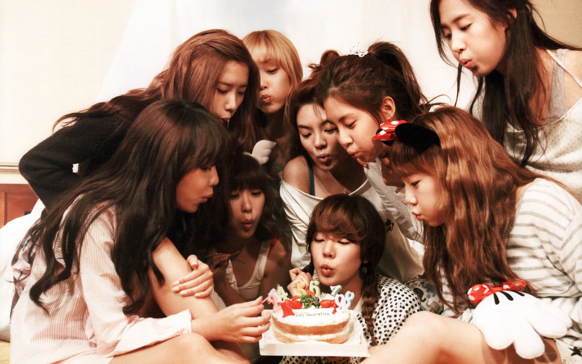 Girls' Generation celebrating with cake