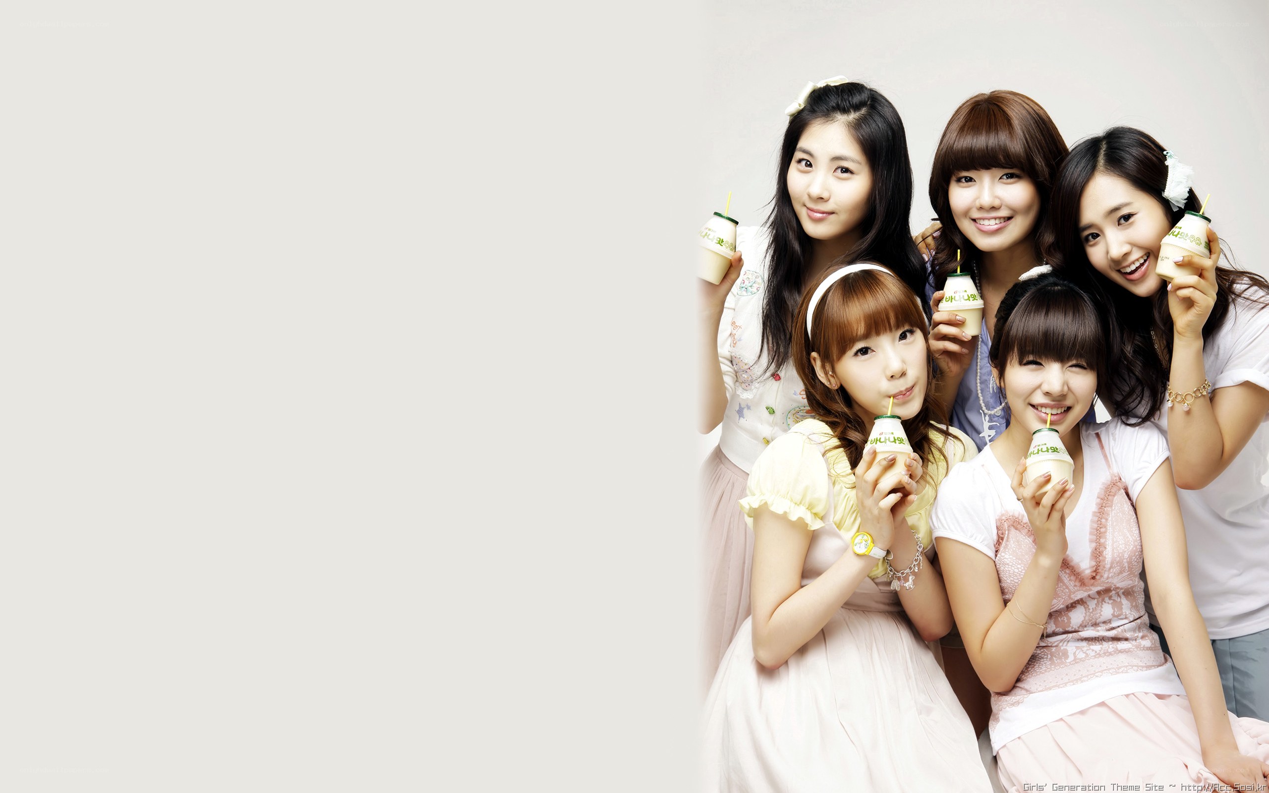 Girls' Generation holding drinks