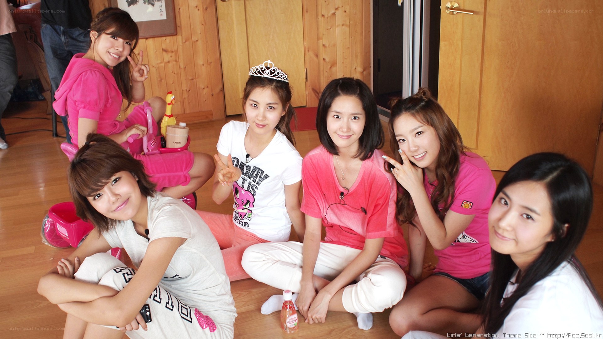 Girls' Generation posing together