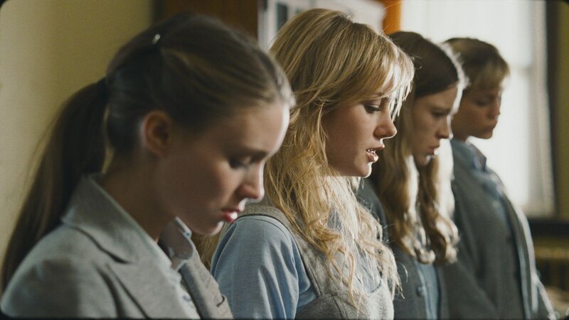 girls in a line praying