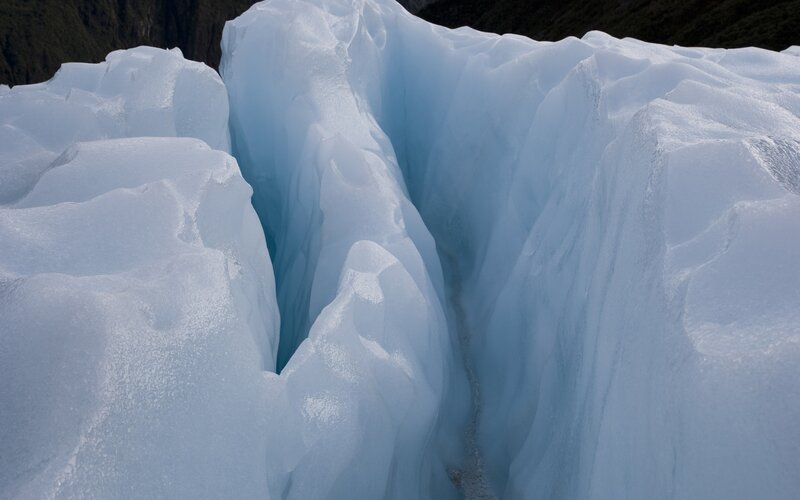 Glacier crevasse formation