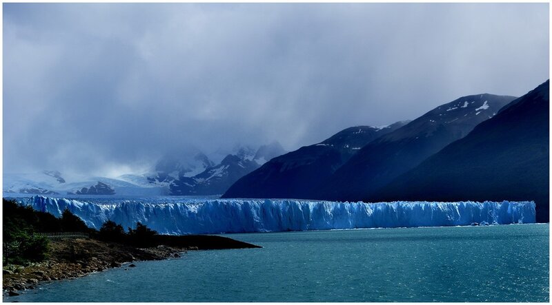 Glacier Front in Lake — Blue
