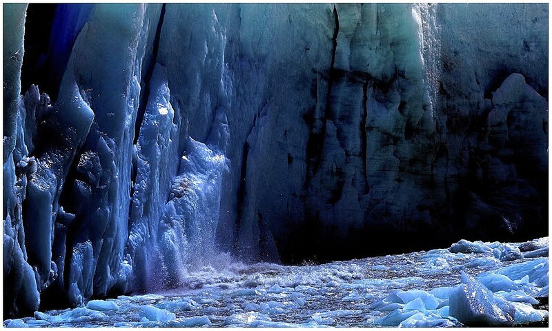 Glacier ice collapse