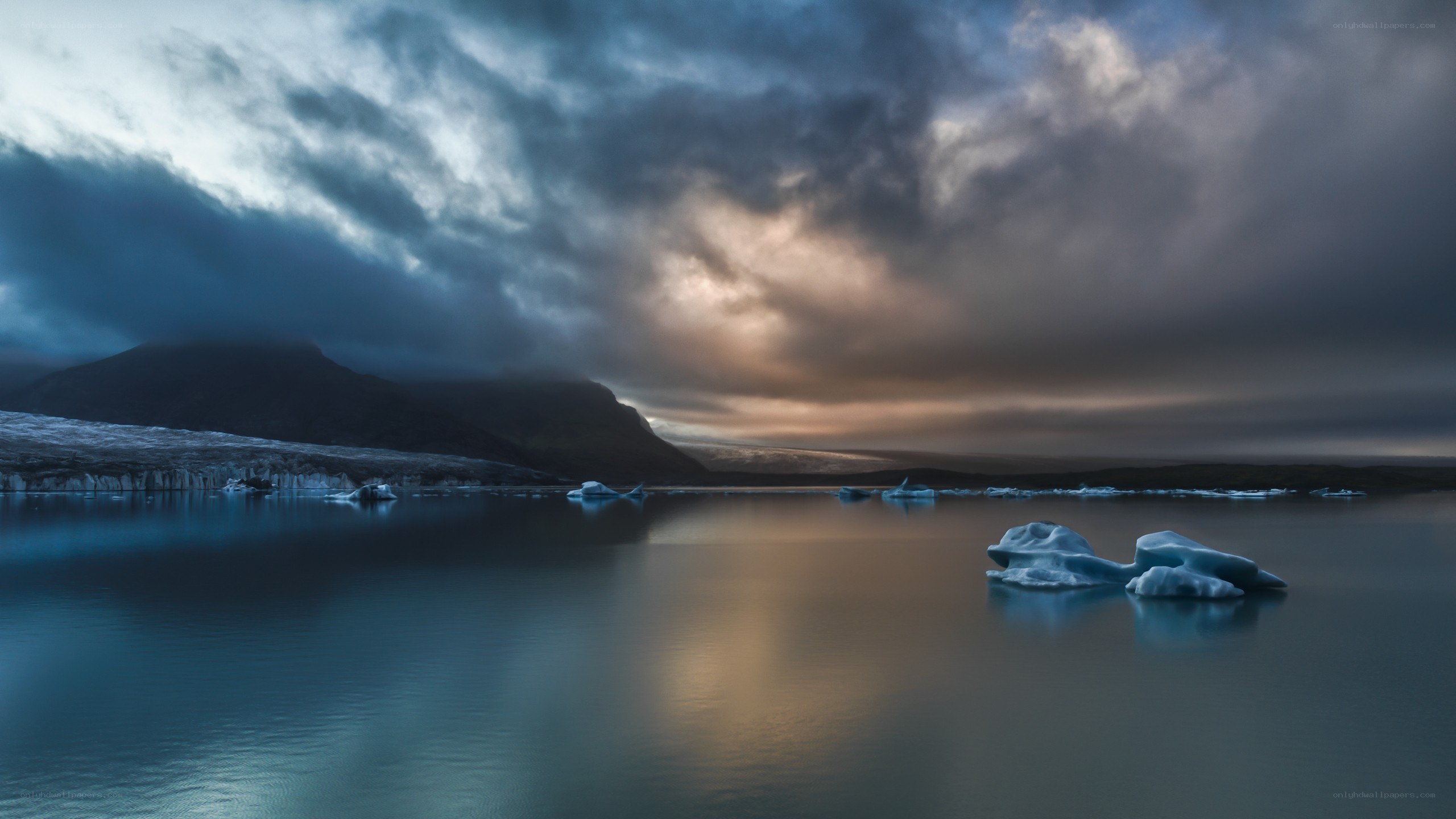 Glacier lagoon at dusk