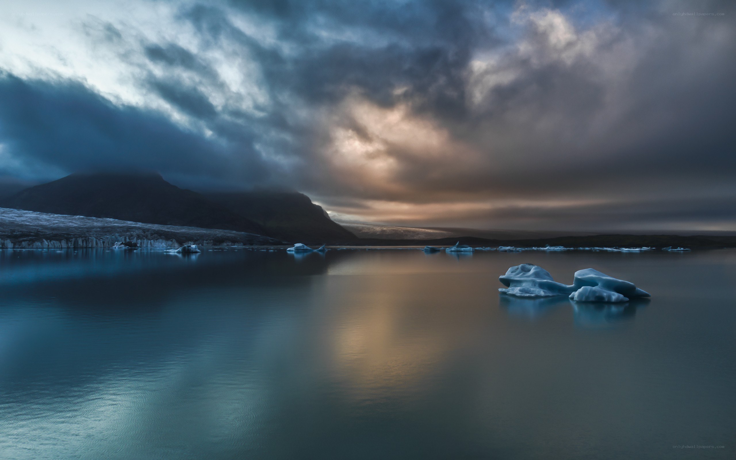 Glacier lagoon at dusk