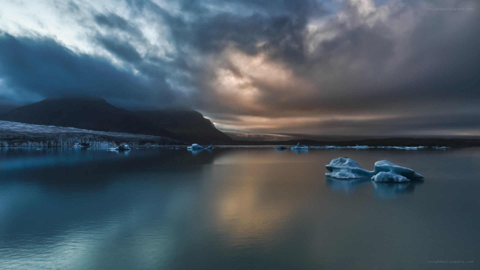 Glacier lagoon at dusk