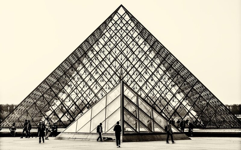 Glass Pyramid Structure — Black
