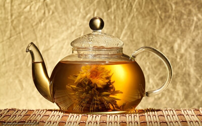 Glass teapot with blooming tea
