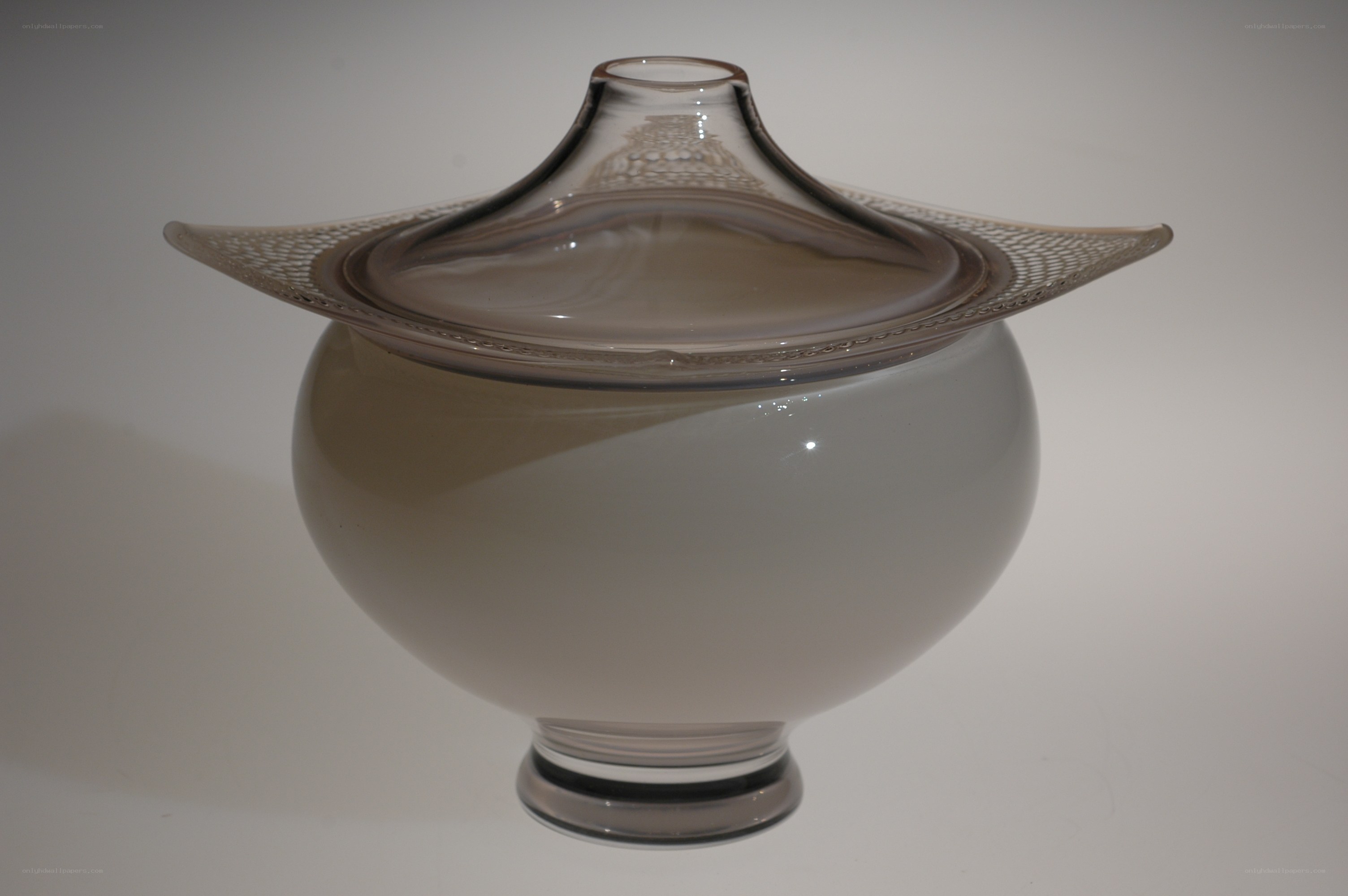 Glass vessel with lid