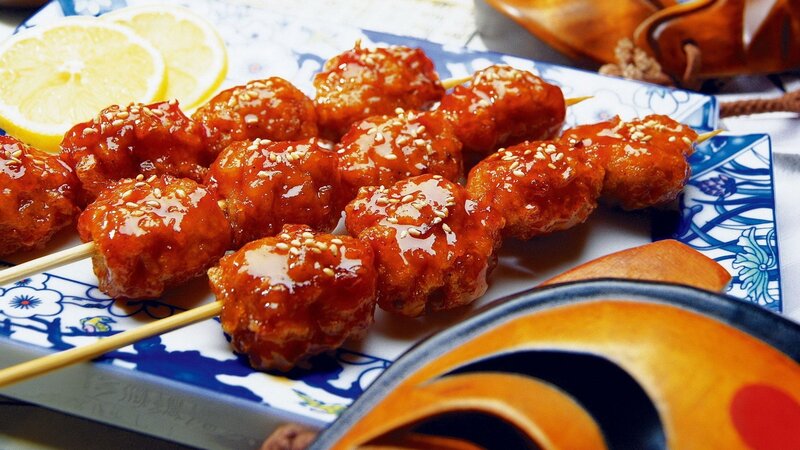 Glazed chicken skewers with lemon