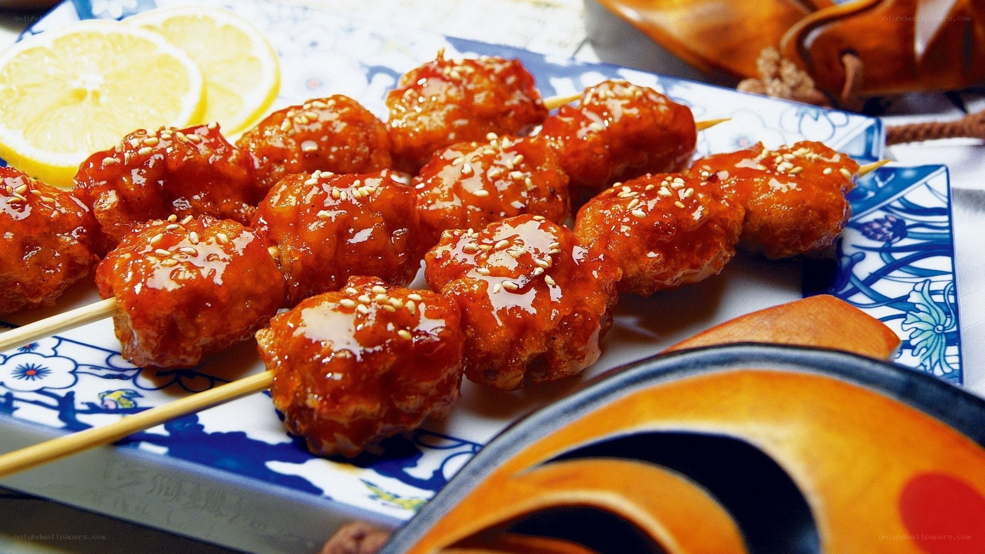 Glazed chicken skewers with lemon