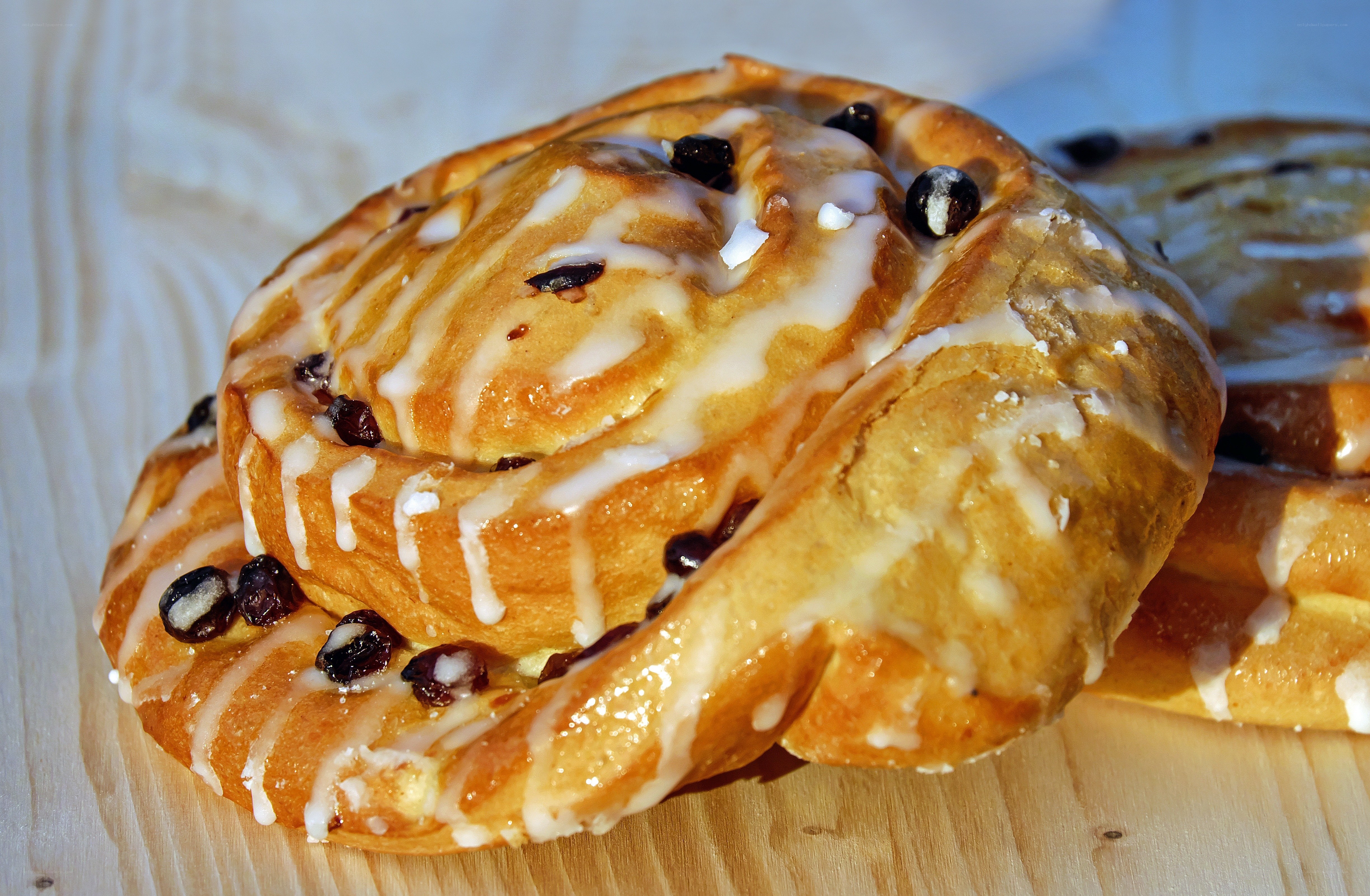glazed raisin pastry