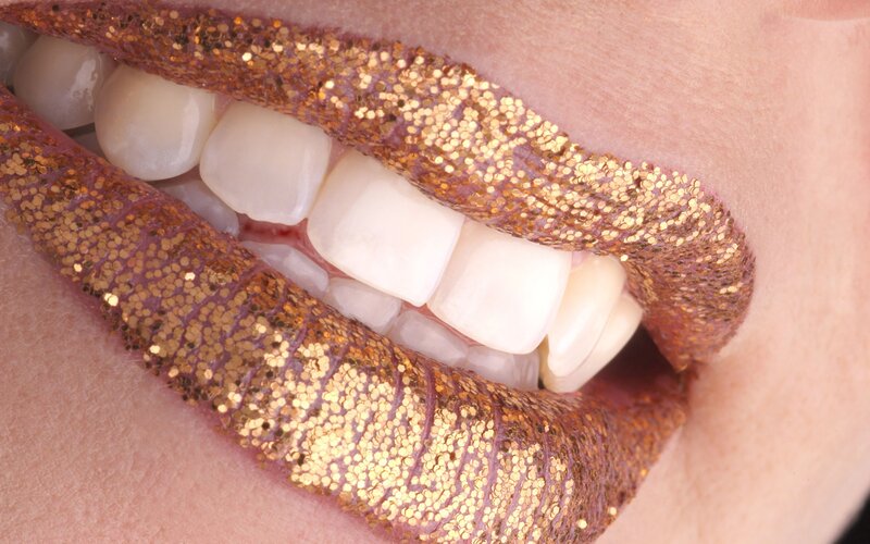 Glitter-covered Lips — Gold, Dramatic