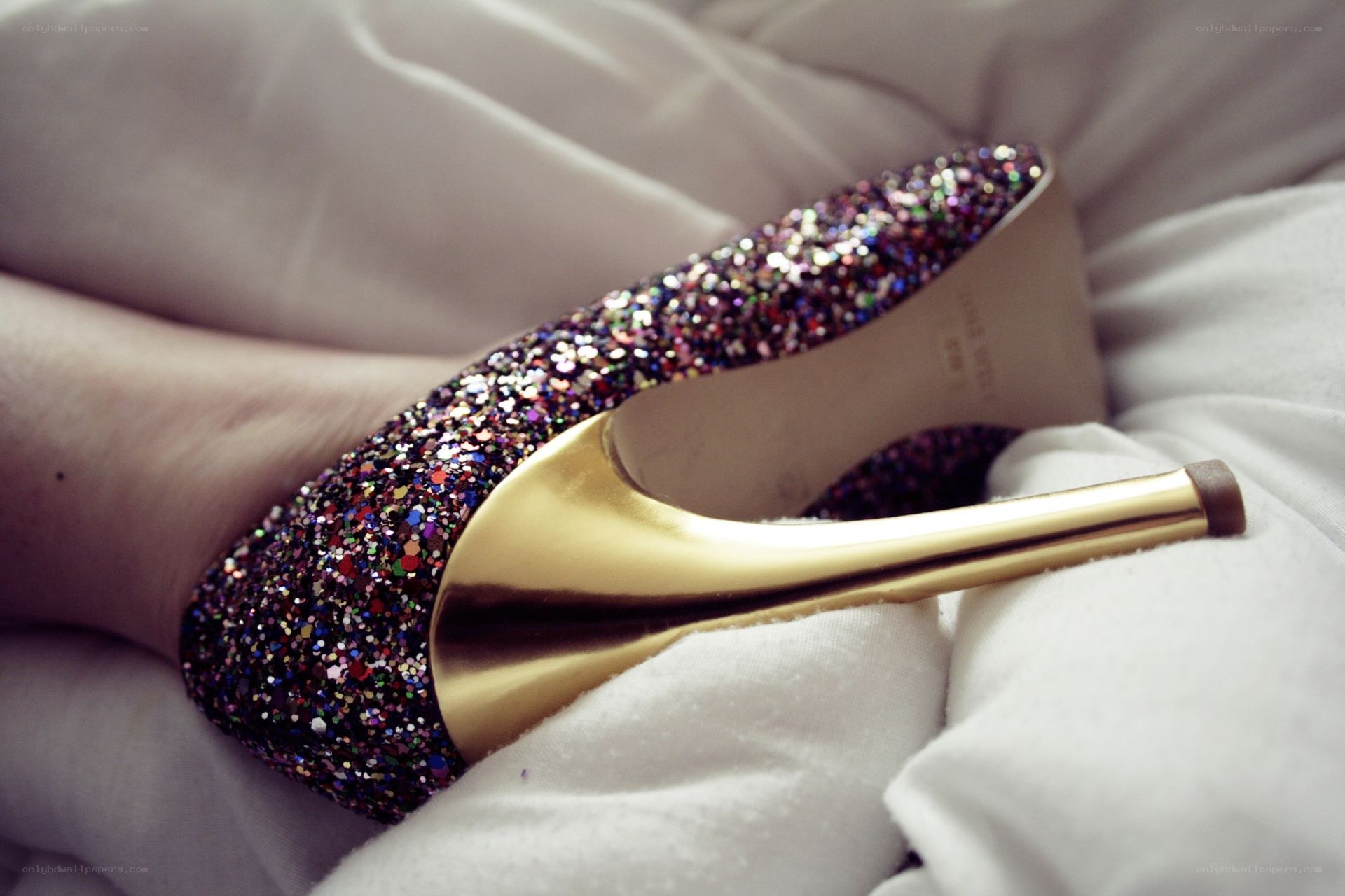glitter high-heeled shoe