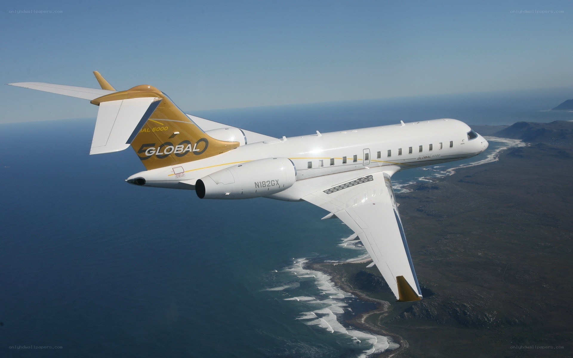 Global 5000 jet in flight