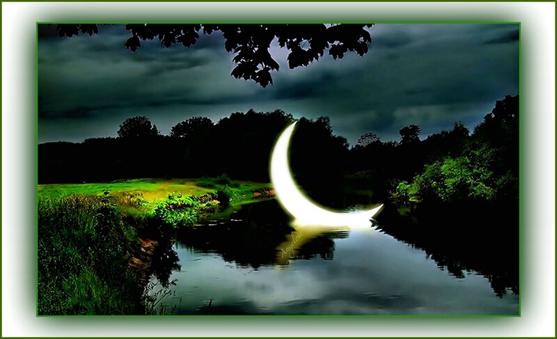 Glowing Crescent Moon — Green