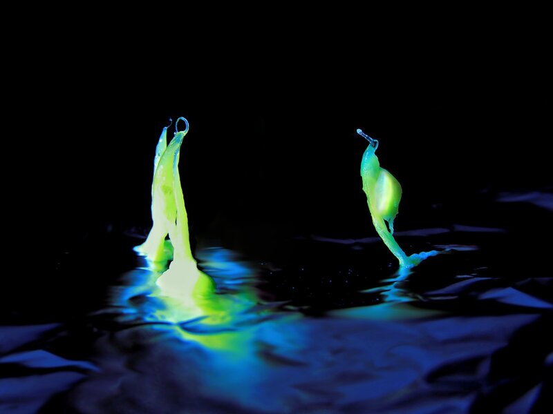 Glowing Liquid Splashes — Blue