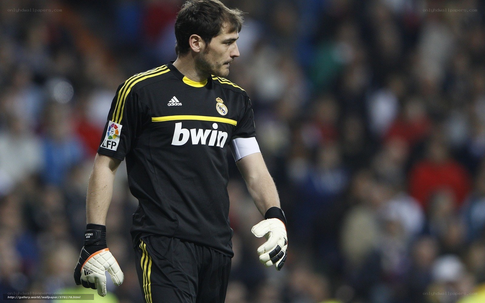 goalkeeper in black kit