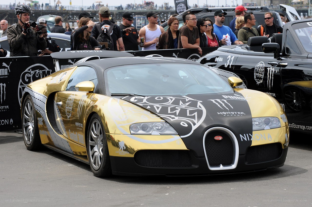 Gold and black Bugatti Veyron