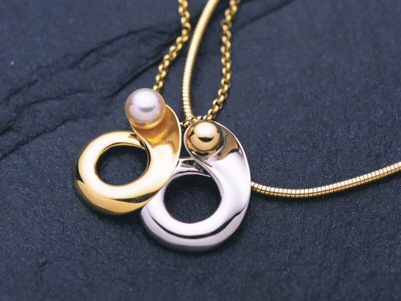 Gold and silver pendant with pearls